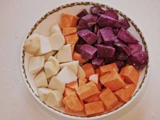 2、夏日冰爽芋圆,红薯 芋头 紫薯分别切块上锅蒸熟