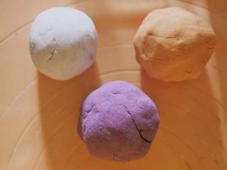 6、夏日冰爽芋圆,揉成光滑的面团就可以了