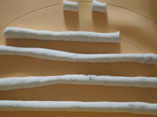 7、夏日冰爽芋圆,然后分别揉成长条，切成小段