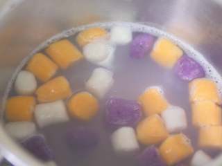 12、夏日冰爽芋圆,水开后下芋圆，煮至漂浮后再煮一分钟