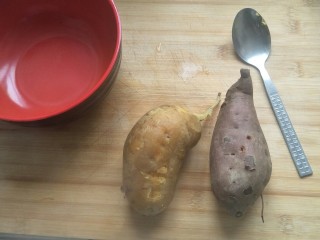 3、不一样的红薯芝士蛋糕????—绝赞美味！,红薯熟了以后剥掉皮。