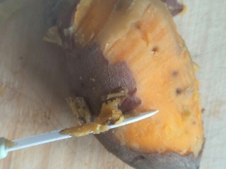 4、不一样的红薯芝士蛋糕????—绝赞美味！,红薯皮下有一层黑黑的肉。出于颜色的考虑，我把它挂掉了，你也可以不管。