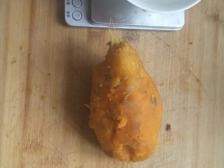 5、不一样的红薯芝士蛋糕????—绝赞美味！,大概就是这样子。800克的红薯泥里面分出100克，切成小块。