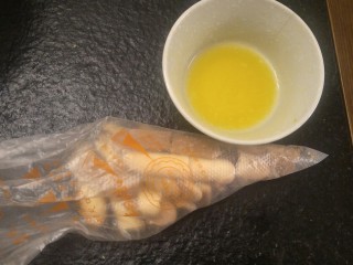 15、不一样的红薯芝士蛋糕????—绝赞美味！,把烤好的手指饼干放到。袋子里敲碎，大力出奇迹。