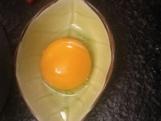 22、不一样的红薯芝士蛋糕????—绝赞美味！,准备一颗蛋黄。加入一勺凉水调制均匀。