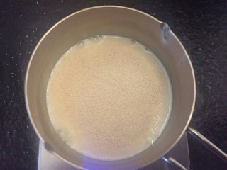 2、布里欧修汉堡面包????,在牛奶中加入高活性干酵母