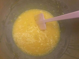 7、布里欧修汉堡面包????,大概搅拌两下,会有面疙瘩但不要在意最主要的还是让酵母和糖互相认识下就行????