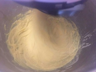 11、布里欧修汉堡面包????,看到面糊全部融合,这个时候非常粘糊一度让你怀疑是不是哪里做错了,放心等下加入黄油就可以了