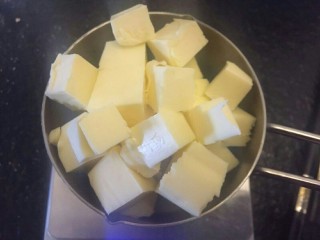 12、布里欧修汉堡面包????,加入冰冰凉凉的黄油小块100g