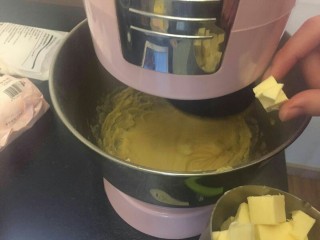 13、布里欧修汉堡面包????,慢慢丢入黄油