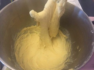 15、布里欧修汉堡面包????,emm????这样的状态明显还不够把周围的面糊刮下来继续高速搅打