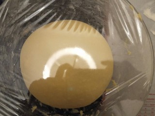 23、布里欧修汉堡面包????,重新放在碗里冰箱冷藏发酵8小时以上隔夜发酵