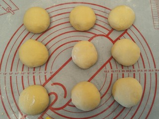 27、布里欧修汉堡面包????,分出9个如果面团粘手撒点面粉就成(๑•̀ㅂ•́)و✧