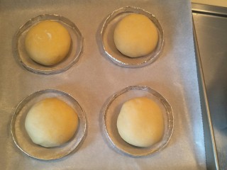 28、布里欧修汉堡面包????,放到烤盘上周围放上模具,我拿锡纸自己折的啦( •̀∀•́ ),是不是很机智!