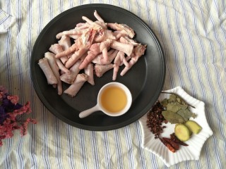 4、泡椒凤爪,准备料酒一大勺,花椒,香叶,生姜,干辣椒