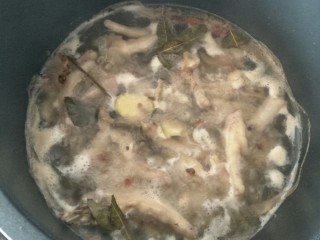 6、泡椒凤爪,大火煮开,继续煮约十分钟