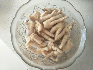 8、泡椒凤爪,一定要洗干净,洗干净之后捞起来沥干水