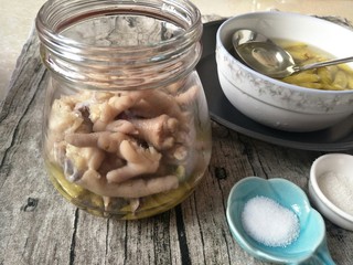 11、泡椒凤爪,放上沥干水分的凤爪