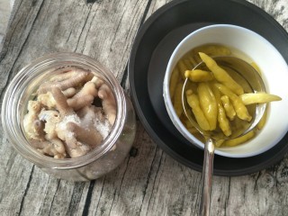 15、泡椒凤爪,然后将剩下的泡椒淋在上面,稍微上下晃动一下,摇均匀,然后冰箱密封保存1天