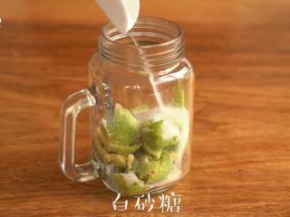 4、感受水果原香【牛油果冰淇淋】,加入白砂糖和牛奶