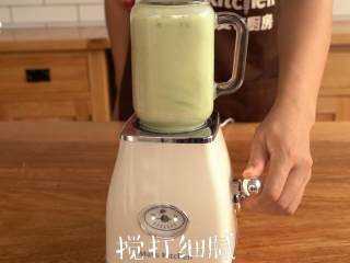 6、感受水果原香【牛油果冰淇淋】,拧上刀头，置于主机，搅打细腻，待用