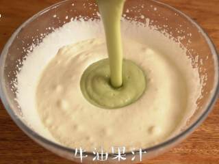 7、感受水果原香【牛油果冰淇淋】,淡奶油倒入调理盆中，搅打浓稠，混合牛油果泥，翻拌均匀