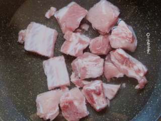 1、排骨焖饭,排骨冷水入锅，加入适量姜和料酒，煮两分钟左右捞出。