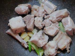 2、排骨焖饭,锅中放底油，下入葱姜煸炒后下入排骨