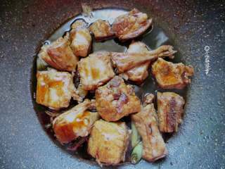 3、排骨焖饭,加入耗油、生抽、老抽、白糖、盐，翻炒均匀。