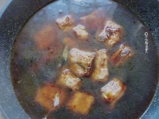 4、排骨焖饭,接着倒入适量热水，煮20分钟左右。