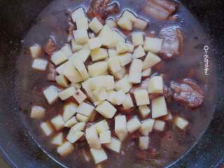 5、排骨焖饭,放入切好的土豆丁煮一分钟