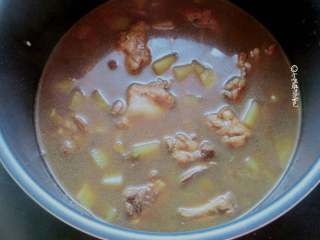 6、排骨焖饭,食材连汤带水放入大米中，拌匀，水量基本和平时煮米饭差不多，如果不够可以再加点开水。开启煮饭键