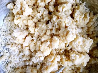 1、苏式梅干菜鲜肉月饼,水油皮:中筋面粉150g,猪油60g,白糖20g,一起搅拌成雪花状,然后加入烧沸的开水42g和面。