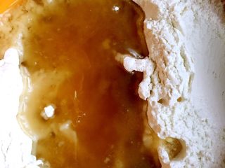 3、苏式梅干菜鲜肉月饼,油酥皮:中筋面粉100g,猪油50g一起拌匀。