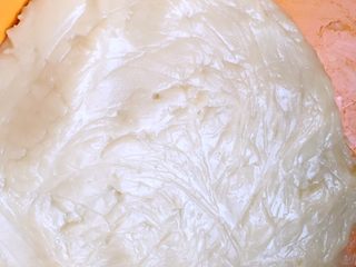 4、苏式梅干菜鲜肉月饼,油酥皮和成面团备用。