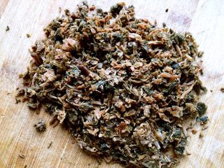 6、苏式梅干菜鲜肉月饼,把梅干菜切成碎。