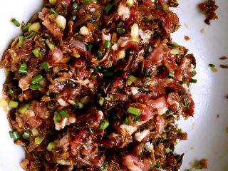9、苏式梅干菜鲜肉月饼,搅拌好的馅料。