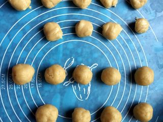 11、苏式梅干菜鲜肉月饼,水油皮和油酥皮分别分成九等份,揉圆备用