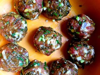 10、苏式梅干菜鲜肉月饼,馅料分成九份,搓成丸子备用。