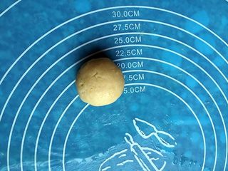 13、苏式梅干菜鲜肉月饼,包好的月饼皮胚。