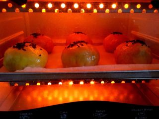 23、苏式梅干菜鲜肉月饼,烤箱预热180度烤30分钟,表面金黄即可。