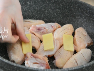 4、可乐鸡翅真的没有你想象的那么难，快来学！,锅中放入鸡翅、生姜