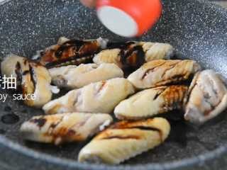 8、可乐鸡翅真的没有你想象的那么难，快来学！,热油锅依次倒入鸡翅、料酒、生抽、老抽、盐