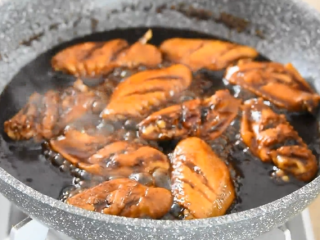 10、可乐鸡翅真的没有你想象的那么难，快来学！,中火煨至汤汁变浓