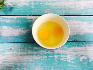 3、爆浆芒果酸奶吐司,鸡蛋打入碗里