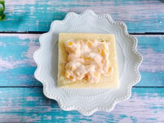 7、爆浆芒果酸奶吐司,舀入一勺芒果酸奶，四周留点空隙