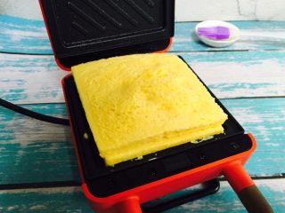 12、爆浆芒果酸奶吐司,待指示灯熄灭后放入吐司