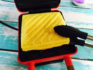 13、爆浆芒果酸奶吐司,盖上盖子烤三分钟（时间到指示灯会熄灭）待时间到后打开盖子香味扑鼻而来????