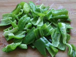 2、吃鸡≈大排档炒鸡≈,青椒随意撕小片