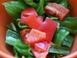 3、吃鸡≈大排档炒鸡≈,红椒也一样,撕成小片